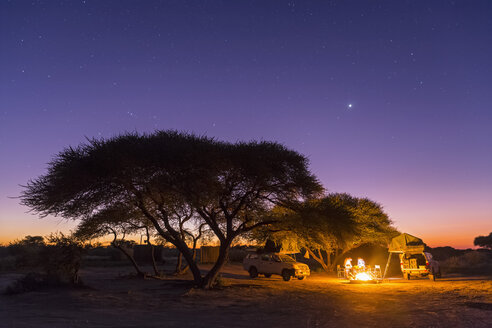 Botswana, Kalahari, Central Kalahari Game Reserve, Campingplatz mit Lagerfeuer unter Sternenhimmel - FOF008271