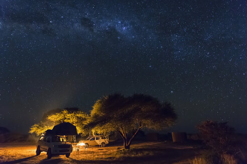 Botswana, Kalahari, Central Kalahari Game Reserve, Campingplatz mit Lagerfeuer unter Sternenhimmel - FOF008273