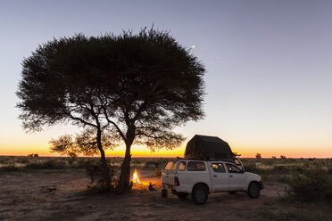 Botswana, Kalahari, Central Kalahari Game Reserve, campsite with campfire - FOF008275