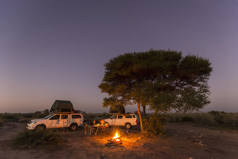 Botswana, Kalahari, Central Kalahari Game Reserve, Campingplatz mit Lagerfeuer unter Sternenhimmel - FO008276