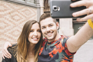 Ein glückliches Paar macht ein Selfie mit einem Smartphone - GEMF000288