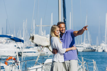 Spanien, Mallorca, lächelndes Paar am Yachthafen - CHAF000642