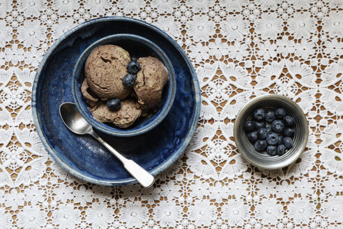 Schale mit veganem Blaubeer-Bananen-Eis - EVGF001958