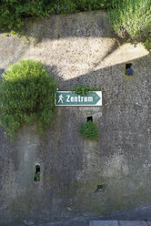 Austria, Kitzbuehel, sign post to the centre - VIF000348