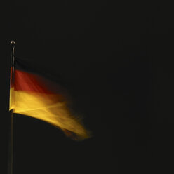 Deutsche Flagge bei Nacht - KRPF001552