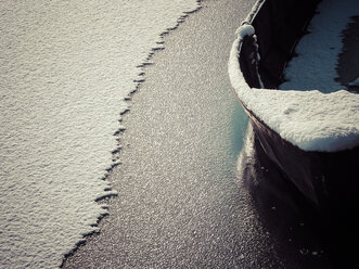 Deutschland, Hamburg, zugefrorenes Boot im Winter - KRPF001555