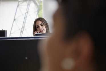 Junge Frau im Büro am Telefon - RHF000944