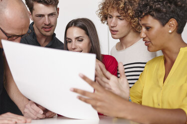 Fünf Kollegen bei einem informellen Treffen im Büro - RHF000969