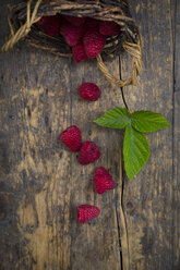 Himbeeren und Blatt auf Holz - LVF003703