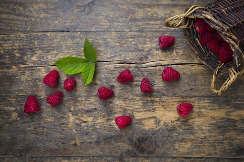 Himbeeren und Blatt auf Holz - LVF003702