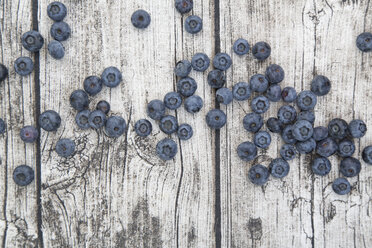 Blaubeeren auf Holz - LVF003693