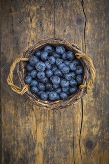 Wickerbasket of blueberries on wood - LVF003689