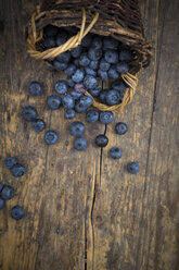 Blaubeeren und Weidenkorb auf Holz - LVF003687