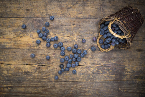 Blaubeeren und Weidenkorb auf Holz - LVF003686