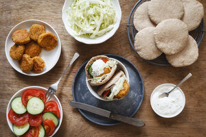 Zubereitung von Falafel mit Krautsalat in Dinkelvollkornfladenbrot - EVGF001940