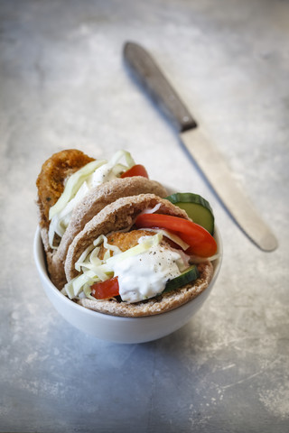 Falafel mit Krautsalat im Dinkel-Vollkorn-Pita-Brot, lizenzfreies Stockfoto