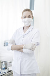 Porträt einer Krankenschwester im Krankenhaus mit Maske - ZEF006061