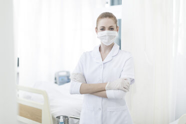 Porträt einer Krankenschwester im Krankenhaus mit Maske - ZEF006062