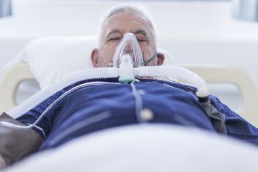 Älterer Patient im Krankenhaus mit Sauerstoffmaske - ZEF006073