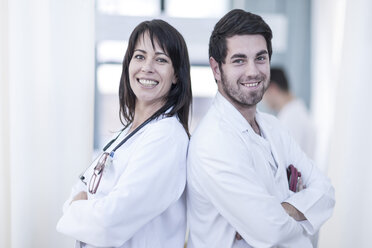 Porträt von zwei lächelnden Ärzten - ZEF006751