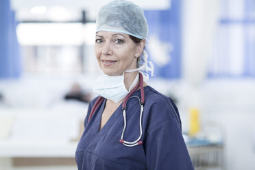 Portrait of doctor in hospital - ZEF006115