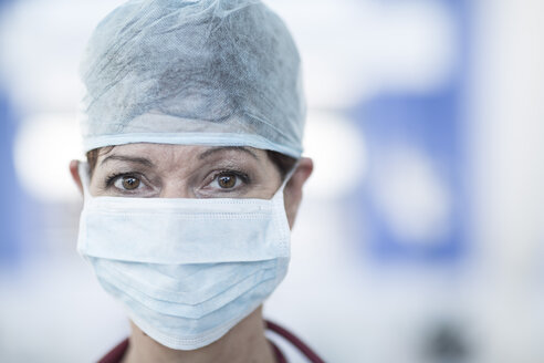 Porträt eines Arztes im Krankenhaus mit chirurgischer Maske - ZEF006116