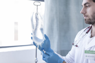 Krankenschwester stellt intravenösen Tropf ein - ZEF006499