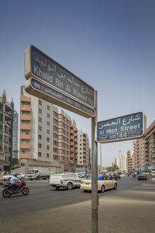 VAE, Dubai, Straßenschilder im alten Teil der Stadt - NKF000308