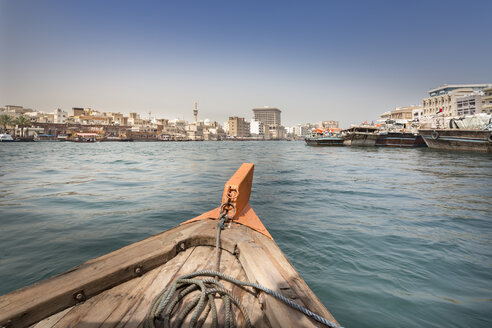 UAE, Dubai, Blick auf Bur Dubai vom Wassertaxi auf dem Dubai Creek - NKF000307