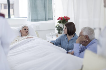 Familie besucht älteren Patienten im Krankenhaus - ZEF006766