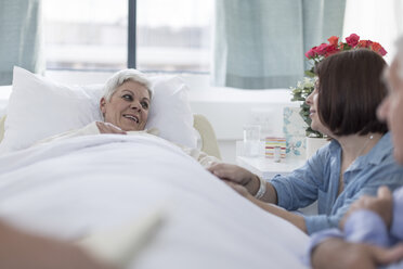 Familie besucht älteren Patienten im Krankenhaus - ZEF006805