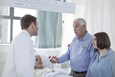 Familie und Arzt besuchen den Patienten im Krankenhaus - ZEF006806