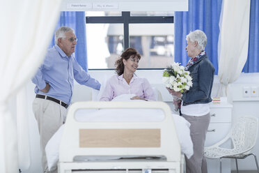 Senior couple visiting mature patient in hospital - ZEF006810