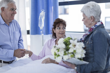 Senior couple visiting mature patient in hospital - ZEF007004