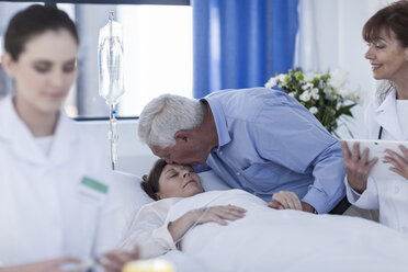 Älterer Mann besucht Frau im Krankenhaus - ZEF006772