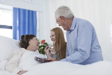Husband and granddaughter visiting mature patient in hospital - ZEF006774