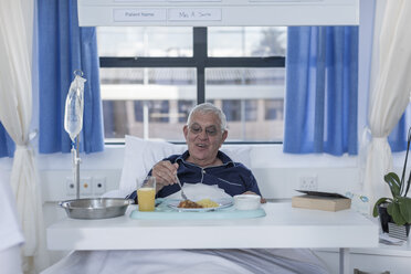 Älterer Patient im Krankenhausbett beim Mittagessen - ZEF006780