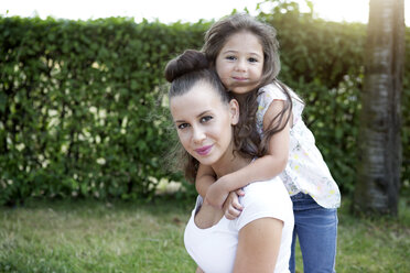 Little girl hugging her mother - GDF000830