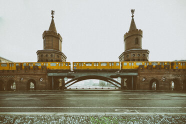 Germany, Berlin, view to Oberbaum Bridge with subway - RJ000461