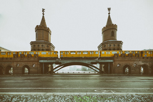 Deutschland, Berlin, Blick auf die Oberbaumbrücke mit U-Bahn - RJ000461