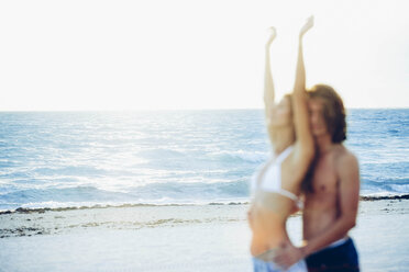 USA, Miami, view to the sea with blurred couple in the foreground - CHAF000828