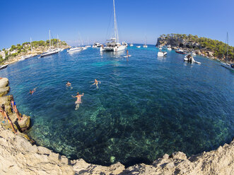 Spanien, Balearische Inseln, Mallorca, Blick auf die Bucht von Portals Vells - AMF004102
