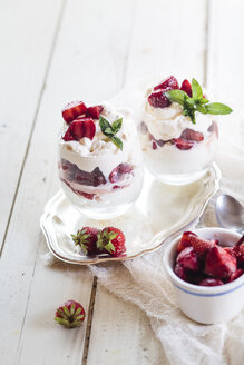 Eton Mess, traditionelles englisches Dessert, Mischung aus Erdbeeren, Baiserstücken und Sahne - SBDF002168