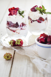 Eton Mess, traditionelles englisches Dessert, Mischung aus Erdbeeren, Baiserstücken und Sahne - SBDF002169