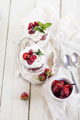 Eton Mess, traditionelles englisches Dessert, Mischung aus Erdbeeren, Baiserstücken und Sahne - SBDF002170