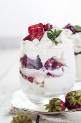 Eton Mess, traditionelles englisches Dessert, Mischung aus Erdbeeren, Baiserstücken und Sahne - SBDF002171