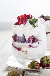 Eton Mess, tradtitional english dessert, mixture of strawberries, pieces of meringue and cream - SBDF002171