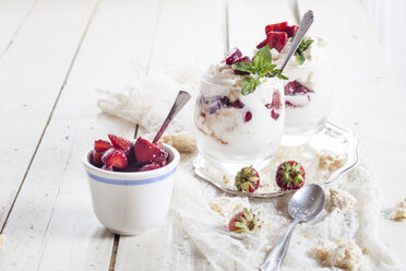 Eton Mess, traditionelles englisches Dessert, Mischung aus Erdbeeren, Baiserstücken und Sahne - SBDF002172