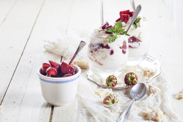 Eton Mess, tradtitional english dessert, mixture of strawberries, pieces of meringue and cream - SBDF002172