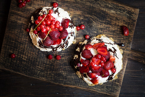 Pavlova with whipped cream, fruit topping and chocolate sauce - SBDF002175